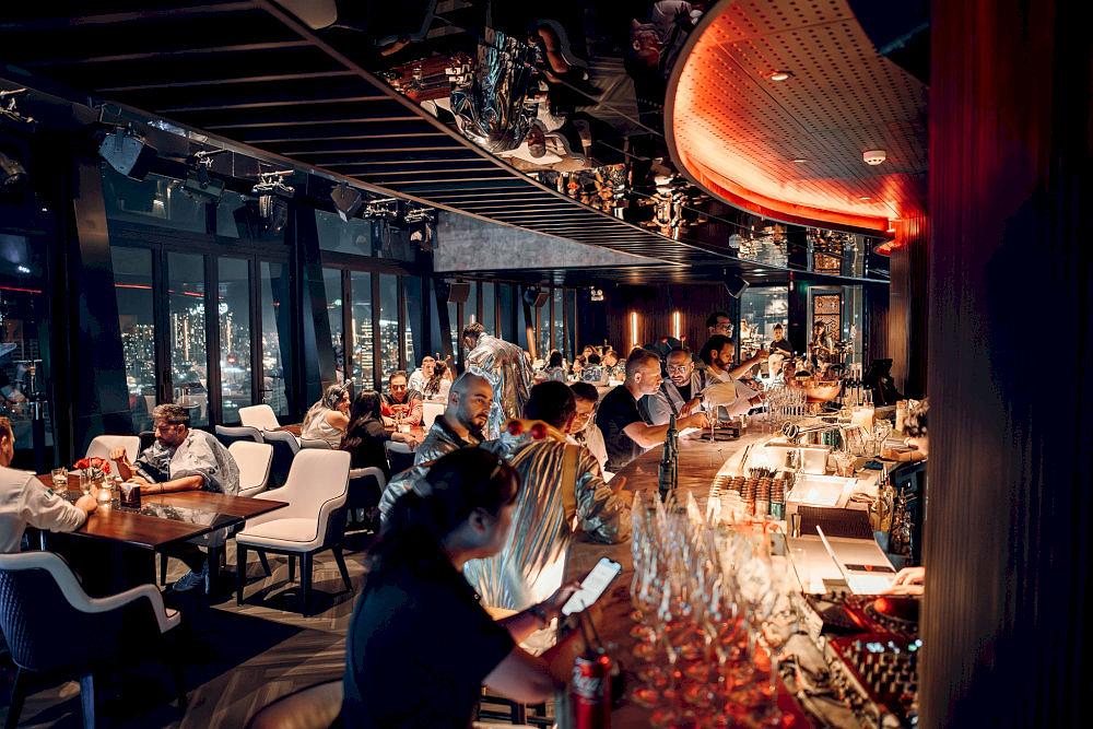 Chill Dining offers a refined and private setting, ideal for romantic dinners or elegant business meetings